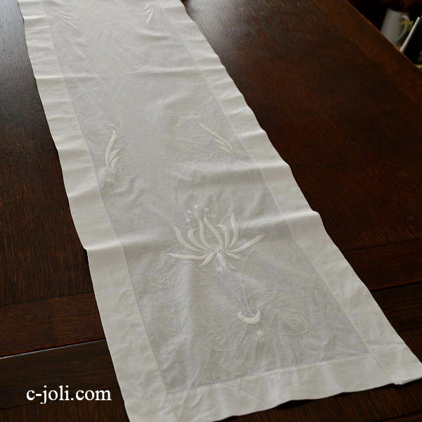 【日本発送】T1797　イギリスアンティークコットンテーブルランナー　マシーン刺繍コットン 1m32