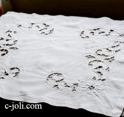 【日本発送】T1904　フランスアンティークリネンテーブルマット　カットワーク手刺繍リネン