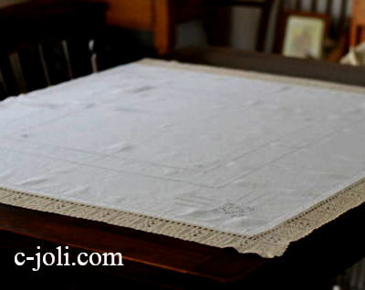 【日本発送】T1909　イギリスアンティークリネンテーブルクロス　クロシェレース＆リネン 98x98cm