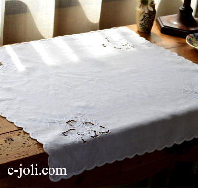 【日本発送】T1981　イギリスアンティークリネンテーブルマット　カットワーク手刺繍リネンクロス
