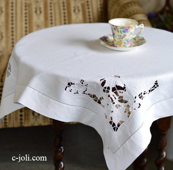 【日本発送】T2001　イギリスアンティークリネンテーブルクロス　カットワーク手刺繍リネン 75x74cm