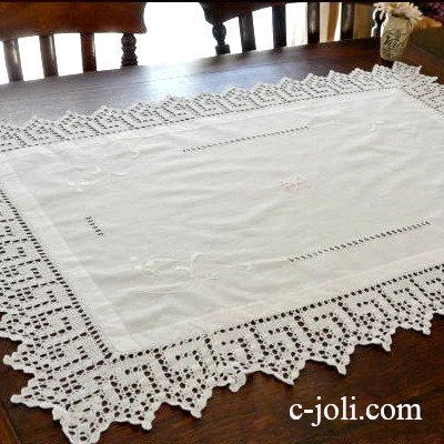 【日本発送】T2023　イギリスアンティークコットンテーブルセンター/テーブルマット　手刺繍コットン＆クロシェレース 88x63cm
