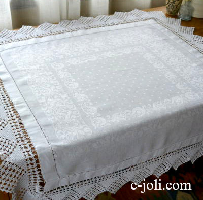 【日本発送】T2089　イギリスアンティークコットンテーブルマット　ダマスク織コットン＆クロシェレースクロス 67x65cm