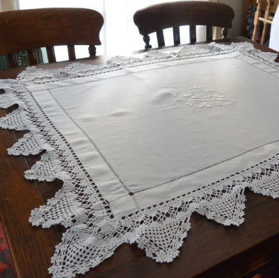 【日本発送】T2158　イギリスアンティークリネンテーブルクロス　手刺繍リネン＆クロシェレースクロス 97x81cm