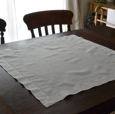 【日本発送】T2244　イギリスアンティークリネンテーブルクロス　手刺繍リネン 69x69cm