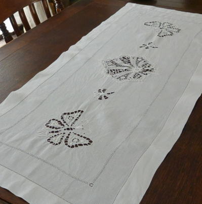 【日本発送】T2367　フランスアンティークリネンテーブルランナー　カットワーク手刺繍リネン＆ケミカルレース 1m02