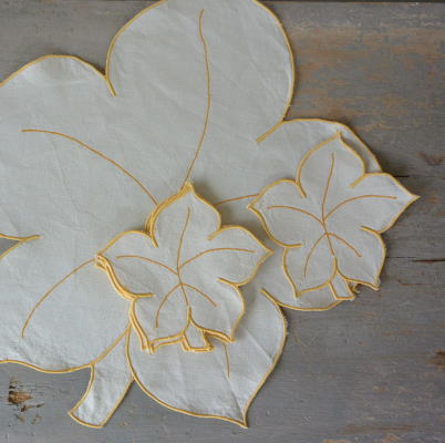 【日本発送】T2370　イギリスアンティークリネンテーブルマット1枚+ドイリー6枚　マシーン刺繍リネン