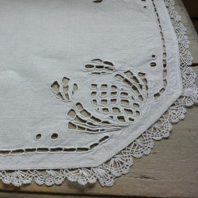 【日本発送】T2493　イギリスアンティークリネンテーブルマット/テーブルセンター　カットワーク手刺繍リネン＆ボビンレース 60x58cm
