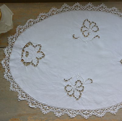 【日本発送】T2531　フランスアンティークリネンテーブルマット　カットワーク手刺繍リネン＆ボビンレース