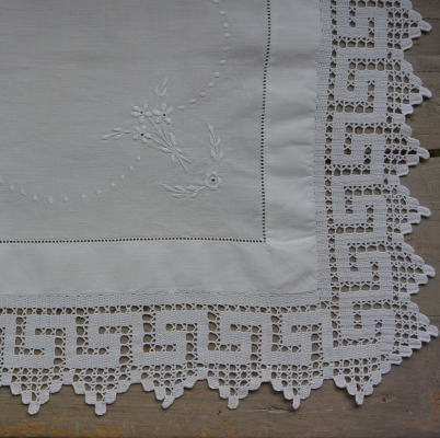 【日本発送】T2565　イギリスアンティークリネンテーブルセンター/テーブルマット　クロシェレース＆刺繍リネン 70x52cm