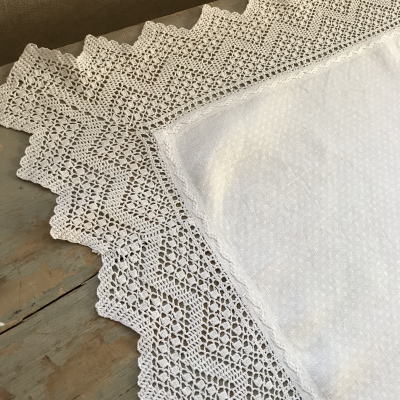 【日本発送】T2628　イギリスアンティークリネンテーブルセンター/テーブルマット　クロシェレース＆ダマスク織リネン 69x65cm