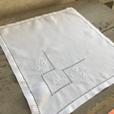 【日本発送】T2645　フランスアンティークリネンテーブルマット　手刺繍リネン 34x35.5cm