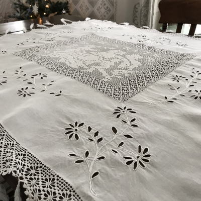 T2776　フランスアンティークリネンテーブルクロス　カットワーク手刺繍リネン＆クロシェレース 106x98cm