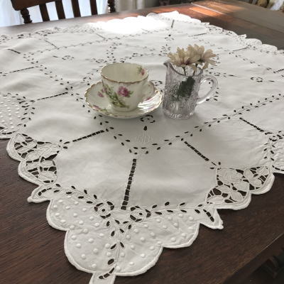 T2781　フランスアンティークリネンテーブルクロス　手刺繍モノグラム＆カットワーク手刺繍リネン 77x75cm