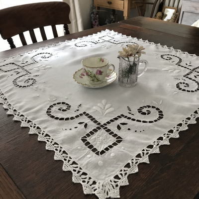 T2786　フランスアンティークリネンテーブルセンター/テーブルクロス　カットワーク手刺繍リネン＆レース 73x73cm