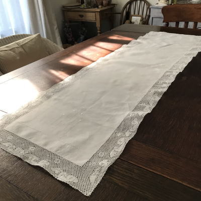 T2796 ベルギーアンティークリネンテーブルランナー　手刺繍リネン＆ボビンレース 1m22