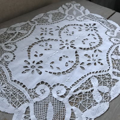 T2800 フランスアンティークレーステーブルマット　ボビンレース＆カットワーク手刺繍リネン 50x36cm
