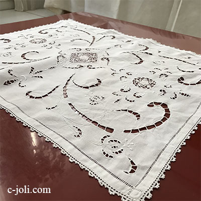 【パリ発送】T2859 フランスアンティークリネンテーブルマット/テーブルセンター　カットワーク手刺繍リネン＆ボビンレース 66x52cm