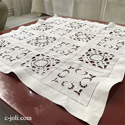 【パリ発送】T2860 フランスアンティークリネンテーブルマット/テーブルセンター　カットワーク手刺繍リネン＆ボビンレース 77x77cm