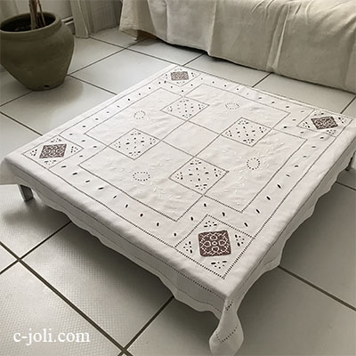 【パリ発送】T2862 フランスアンティークリネンテーブルクロス　カットワーク手刺繍リネン＆ハンドワークフィレレース 115x111cm