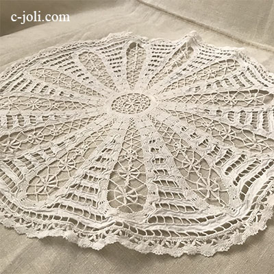 【パリ発送】T2871　フランスアンティークリネン＆レーステーブルマット　カットワーク手刺繍リネン＆ボビンレース 54cm