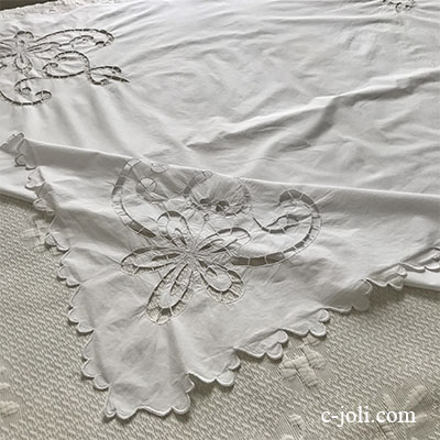 【パリ発送】T2913 フランスアンティークコットンテーブルクロス　カットワーク手刺繍コットン 132x124cm
