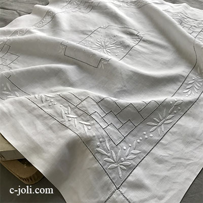 【パリ発送】T2919 フランスアンティークリネンテーブルマット/テーブルセンター　ドロンワーク＆手刺繍リネン 71x66cm