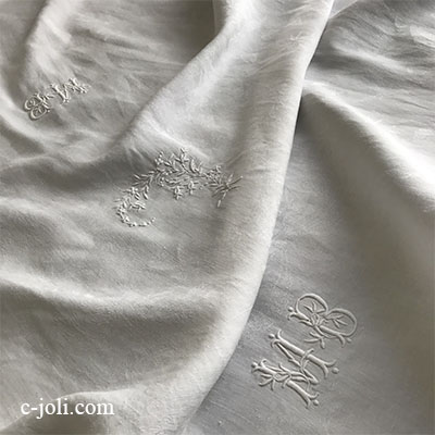 【パリ発送】T2921 フランスアンティークリネンテーブルクロス　手刺繍モノグラム＆ダマスク織リネン  236x158cm
