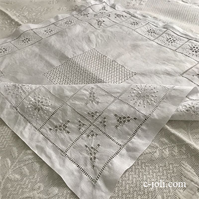 【パリ発送】T2926 フランスアンティークリネンテーブルマット/テーブルセンター　ドロンワーク＆カットワーク手刺繍リネン 68x67cm