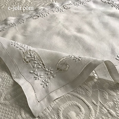 【パリ発送】T2930 フランスアンティークリネンテーブルマット　カットワーク手刺繍リネンクロス 67x47cm