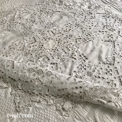 【パリ発送】T2934 フランスアンティークリネンテーブルマット/テーブルセンター丸型　カットワーク手刺繍リネン＆ニードルポイントレース 76cm