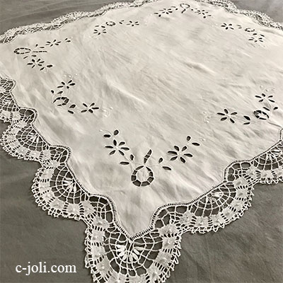 【パリ発送】T2937 フランスアンティークリネンテーブルクロス　カットワーク手刺繍リネン＆ボビンレース 95x92cm