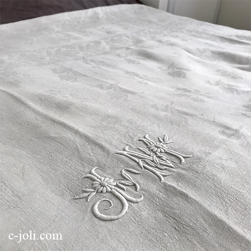 T2968 フランスアンティークリネン大判テーブルクロスJM　手刺繍モノグラム＆ダマスク織リネンクロス 183x132cm