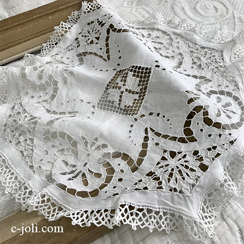 【パリ発送】T2976 フランスアンティークリネンテーブルマット　カットワーク手刺繍リネン＆ニードルレース＆フィレレース  47x46cm