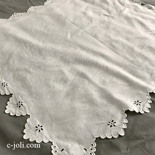 【パリ発送】T2978 フランスアンティークリネンテーブルクロス　カットワーク手刺繍リネン 78x72cm