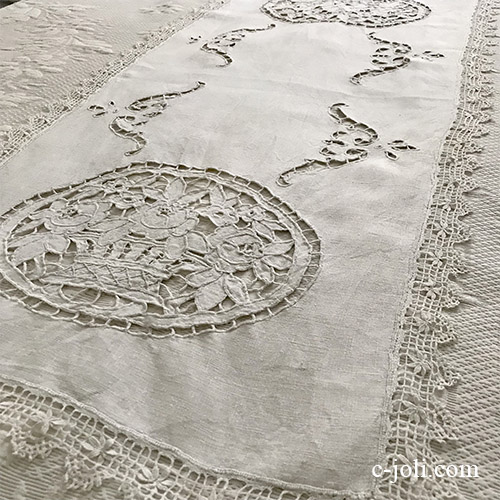【パリ発送】T2985 フランスアンティークリネン＆レーステーブルランナー　カットワーク手刺繍リネン＆ボビンレース 1m24