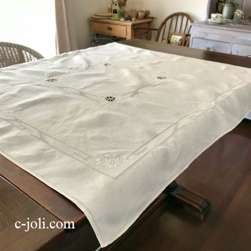 T3051 イギリスアンティークリネンテーブルクロス　手刺繍リネンクロス 生成り 105x102cm