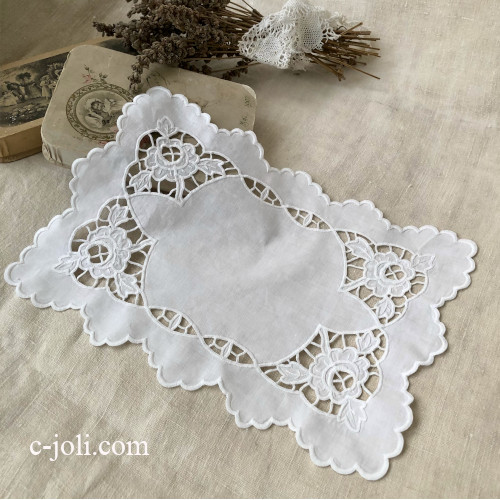 【パリ発送】T3075 フランスアンティークリネンテーブルマット　カットワーク手刺繍リネン 28.5x19cm
