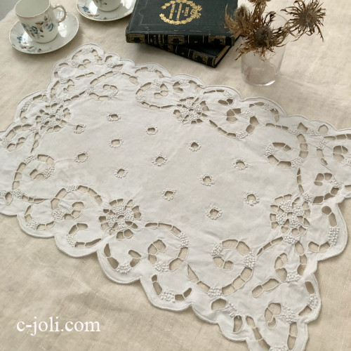 【パリ発送】T3094 フランスアンティークリネンテーブルマット　カットワーク手刺繍リネンクロス  53x34cm