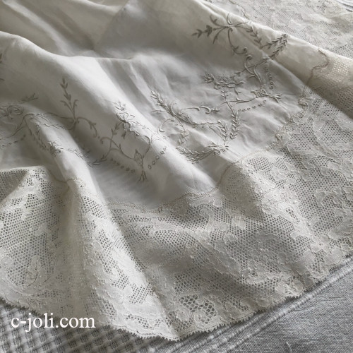 【パリ発送】T3145 フランスアンティークリネンテーブルクロス　ホワイトワーク手刺繍リネン＆ボビンレース 74cm