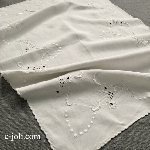 【パリ発送】T3156 フランスアンティークリネンテーブルマット/テーブルセンター　手刺繍リネン 58x94cm