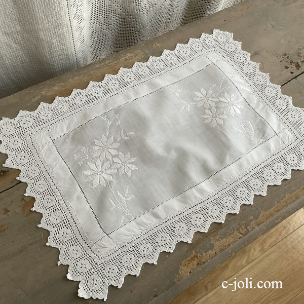 【日本発送】T3192 英国アンティークリネンテーブルマット/ティーマット　刺繍リネン＆クロシェレース 51x35cm