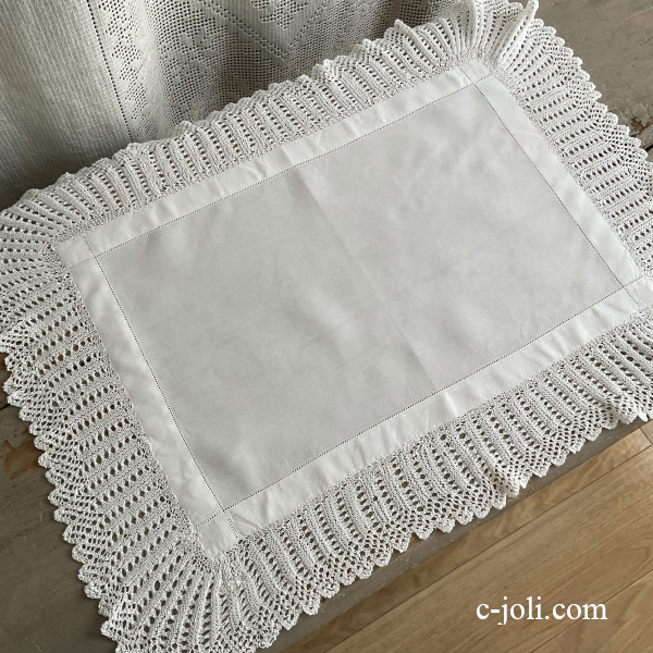 【日本発送】T3194 英国アンティークリネンテーブルマット/テーブルセンター　リネン＆レース 63x45cm