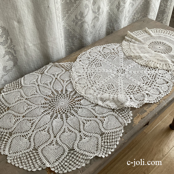【日本発送】T3197 英国アンティークレースドイリー/テーブルセンター3枚 コットン/リネンクロシェレース