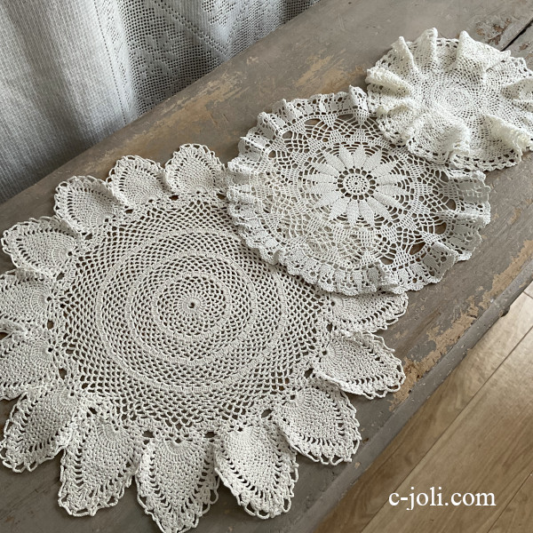 【日本発送】T3199 英国アンティークレースドイリー/テーブルセンター3枚 コットン/リネンクロシェレース