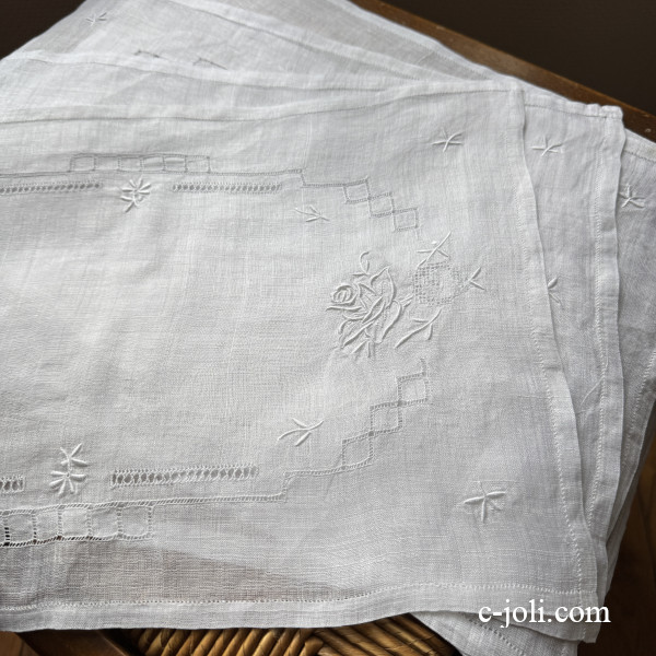【パリ発送】T3210  フランスアンティークリネンテーブルマット4枚　ドロンワーク麻ローン＆手刺繍クロス 42x27cm