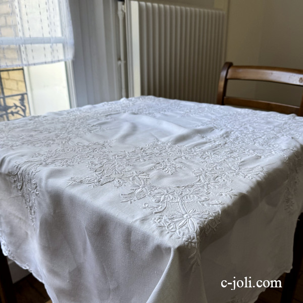 【パリ発送】T3211  フランスアンティークリネン大判テーブルクロス　手刺繍リネンクロス 124x126cm