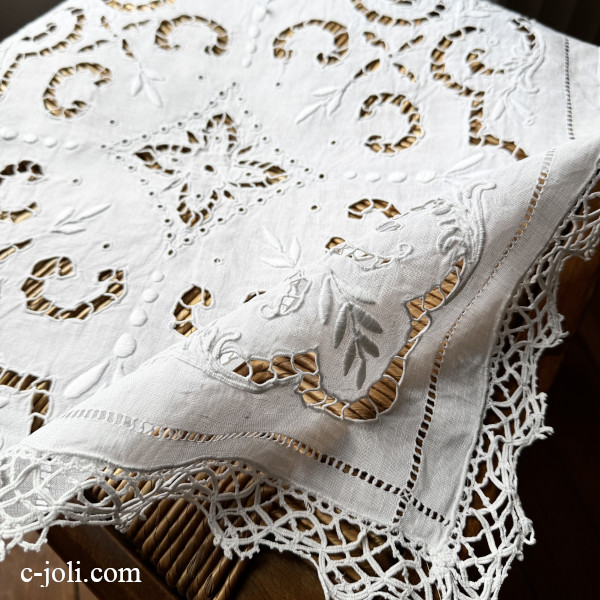 【パリ発送】T3214 フランスアンティークリネンテーブルマット|テーブルセンター カットワーク手刺繍リネン&ニードルレースクロス 51x50cm