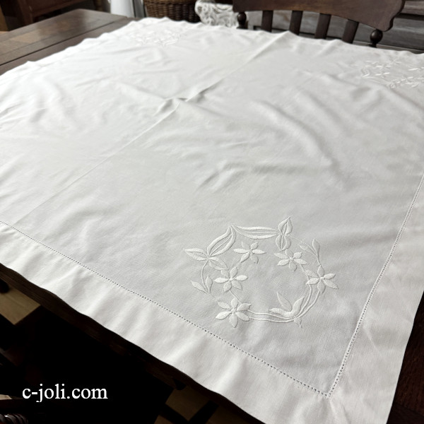 【日本発送】T-111 イギリスアンティークコットンテーブルクロス　マシーン刺繍コットン 93x91cm