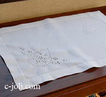 【日本発送】T-483　イギリスアンティークテーブルマット　カットワーク手刺繍リネン